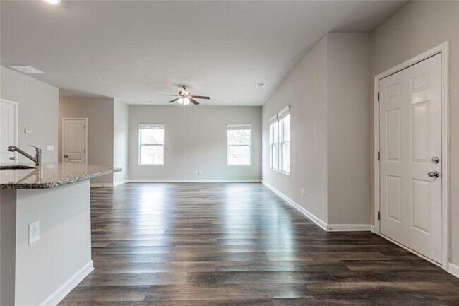 Building Photo - 9220 Golfview Cir