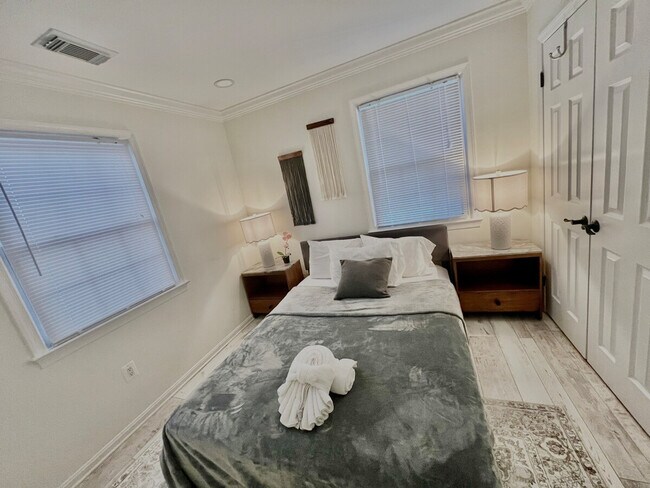 Building Photo - 321 Senate Ct