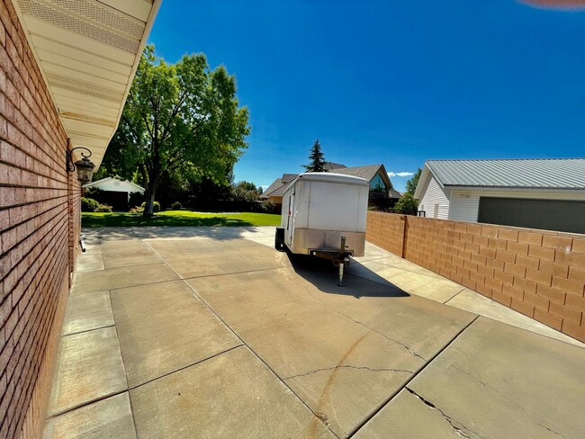 Building Photo - AMAZING YARD in quiet cul-de-sac in Santa ...