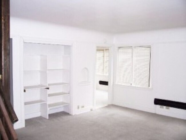 Building Photo - Tudor Style Townhome, Close to UW, Great L...