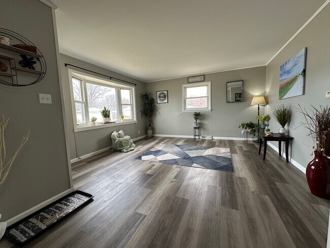 Building Photo - Spacious 2 bed, 1 bath home for rent in NE Waterloo available IMMEDIATELY .