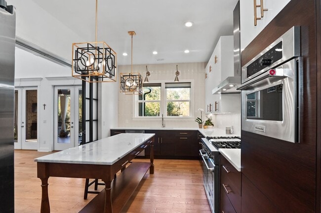 Building Photo - Pool/ Waterfront/ Custom Home in Waterways!