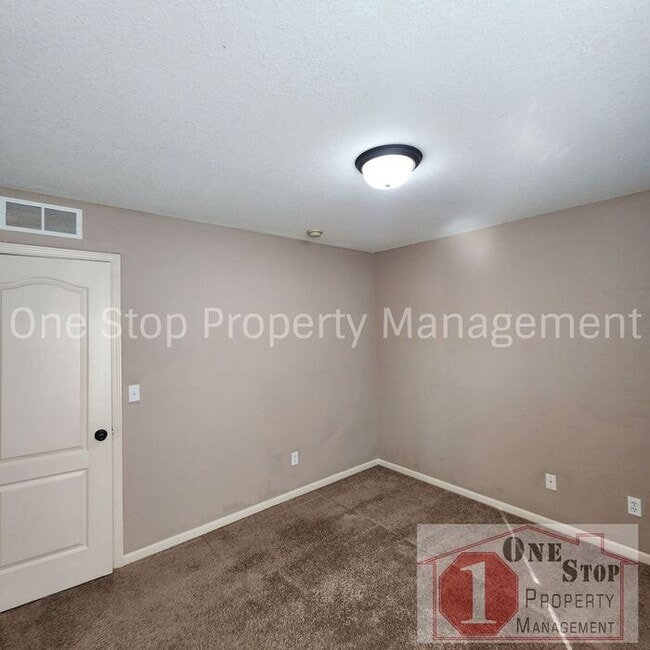 Building Photo - Generously Sized 3 bedroom, 2.5 bathroom i...