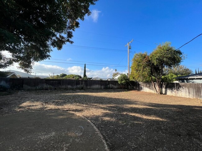 Building Photo - Centrally located single story 3 bed, 2 ba...
