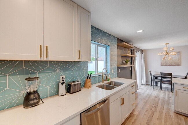Building Photo - Fully Furnished or Unfurnished 3 BR / NO HOA