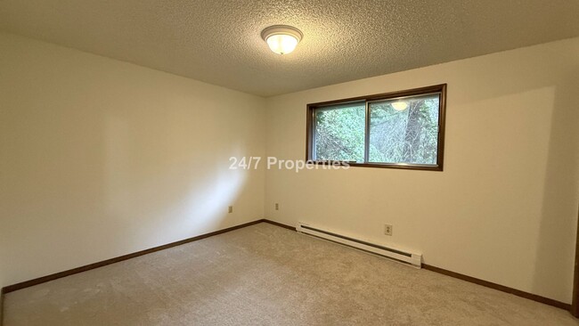 Building Photo - Charming 3BD | 1.5BA - **Lake Oswego**