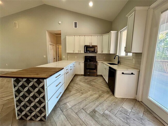 Building Photo - 1027 Campbell Ave