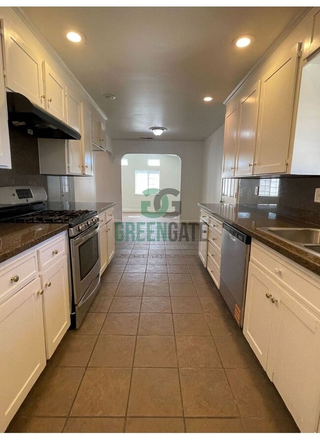 Building Photo - BEAUTIFUL 3 BEDROOM 2 BATH HOME MOVE IN RE...