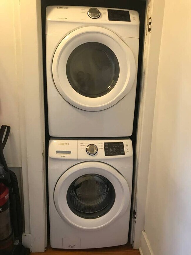 Building Photo - West Highlands 2 Bedroom Duplex with 2 Car...