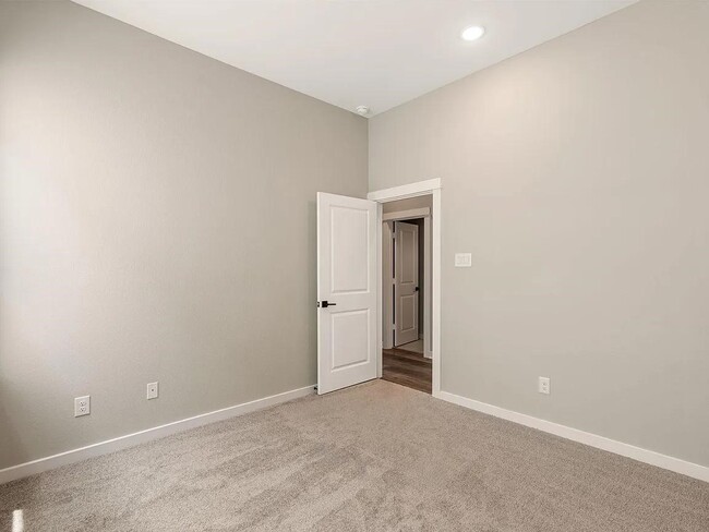 Building Photo - 6712 Parker Oaks Ln