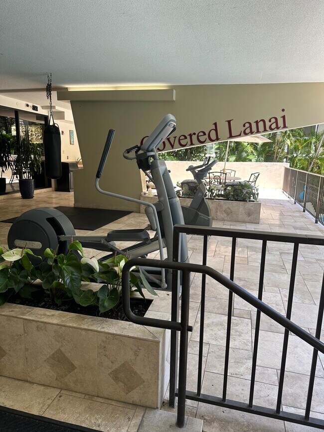 Building Photo - 343 Hobron Ln