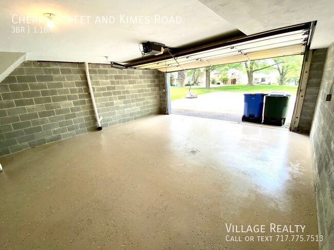 Building Photo - Available late-December! 3-bed Duplex in D...