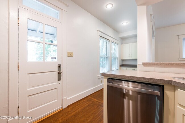 Building Photo - 1604 Edgeland Ave