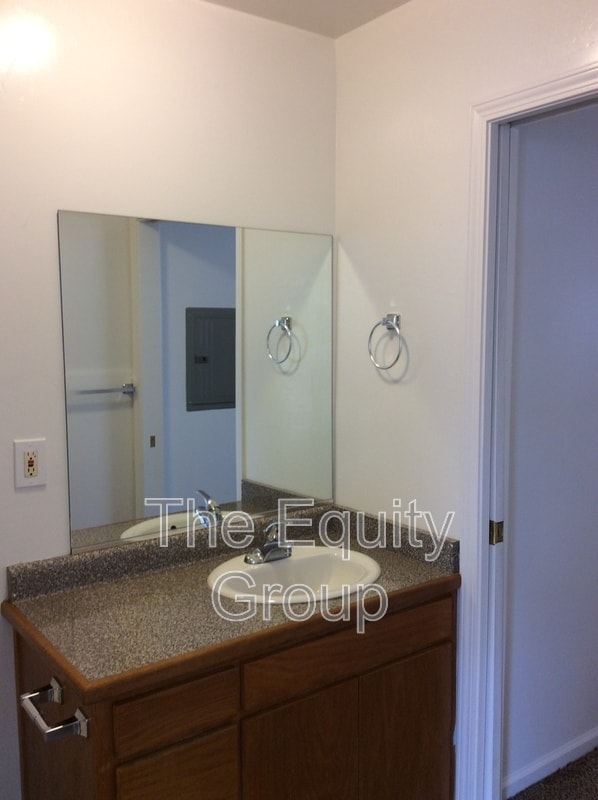 Building Photo - 437 N Park St