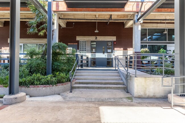 Building Photo - 1331 S Flores St