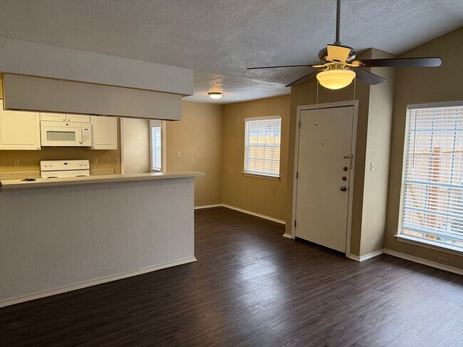 Building Photo - Welcome home to this charming 2-bedroom, 2-bathroom duplex located in Woodstone Subdivision - loc...