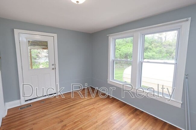 Building Photo - 504 W 6th St