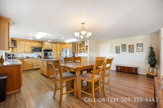 Building Photo - 1227 Fairway Dr NE