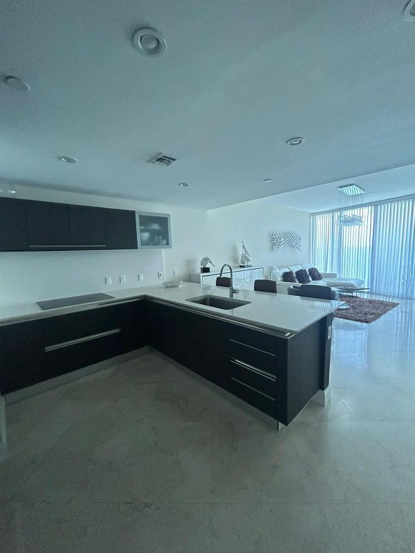 Building Photo - 17001 Collins Ave