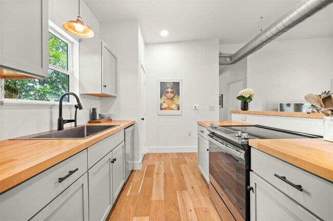 Building Photo - 602 Persimmon St