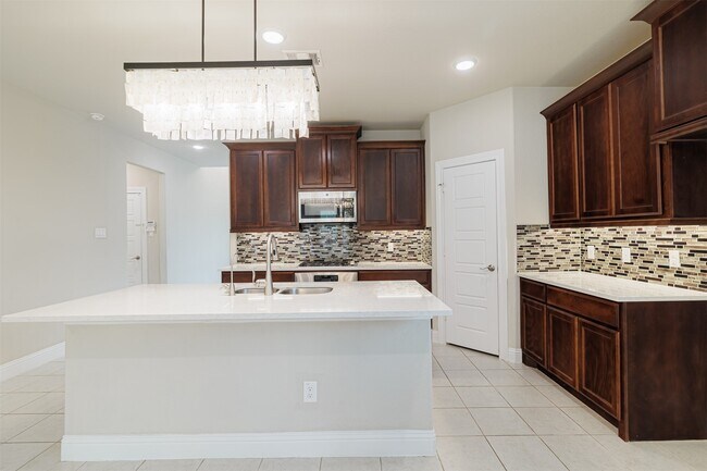 Building Photo - 16719 Highland Country Dr