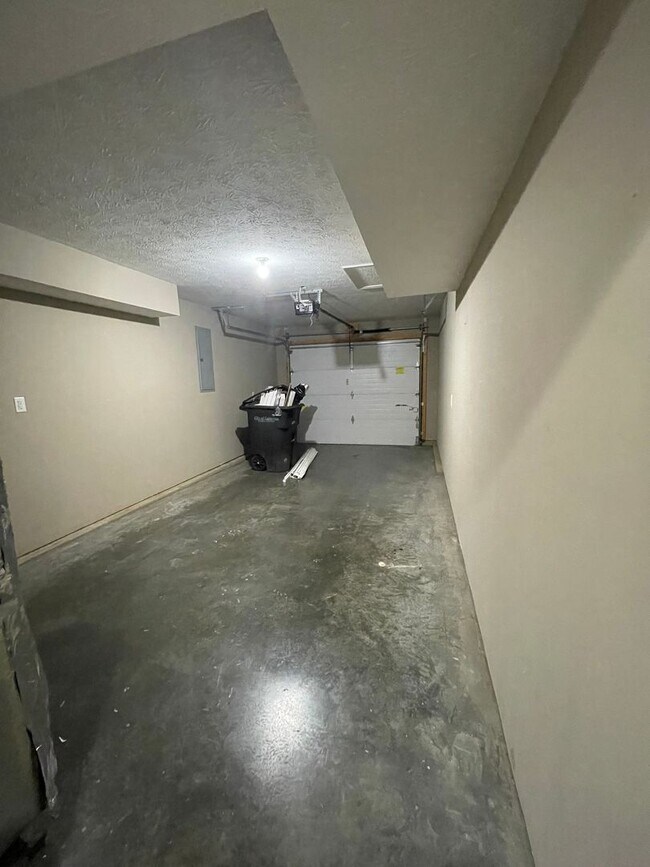 Building Photo - 3 Bedroom Single Family Home