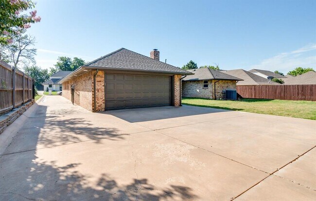 Building Photo - 11113 Leaning Elm Rd