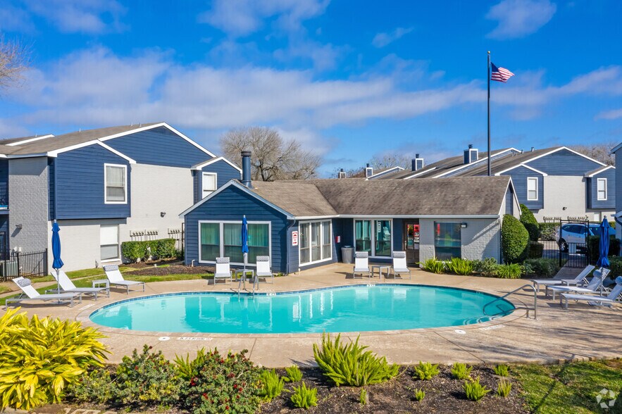 Pool - LakeVue Apartments
