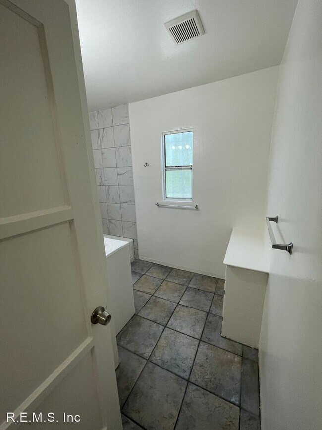 Building Photo - 3 br, 1 bath House - 1820 E Kay Street