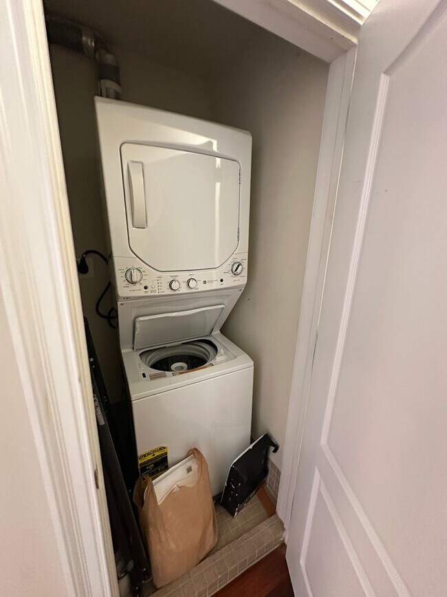 Building Photo - Enchanting Eckington 1 Bedroom Modern Condo w/Washer & Dryer