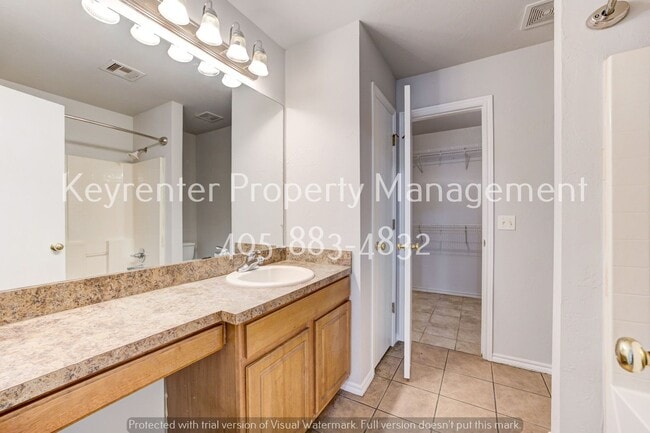Building Photo - Cute 3BD/2BTH Duplex in Central East Norman!