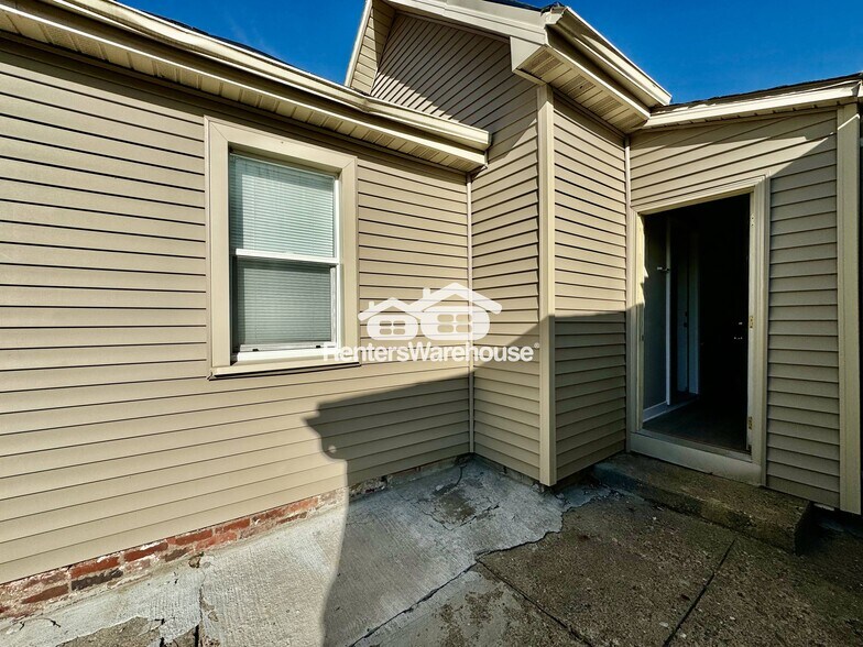 Building Photo - 1138 E 8th St