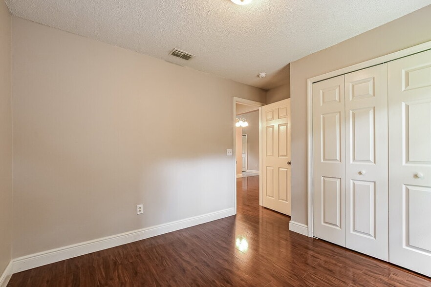 Building Photo - 813 Shell Ln