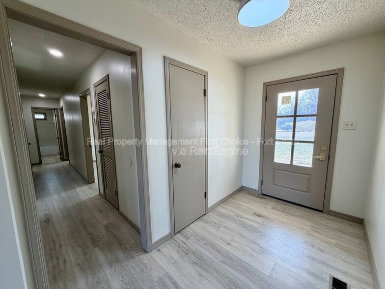 Building Photo - 506 Jenny Wren St