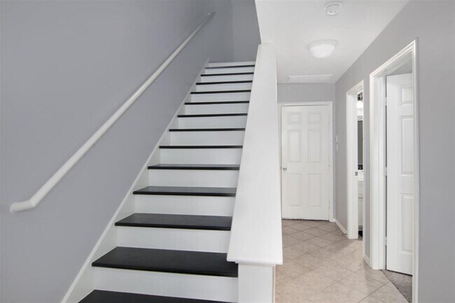 Building Photo - 2236 Ann St