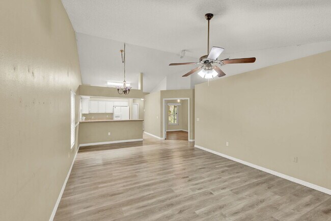 Building Photo - "Charming 3-Bed Oasis with 2 Baths and Spacious 1,310 Sq. Ft. in Orlando!"
