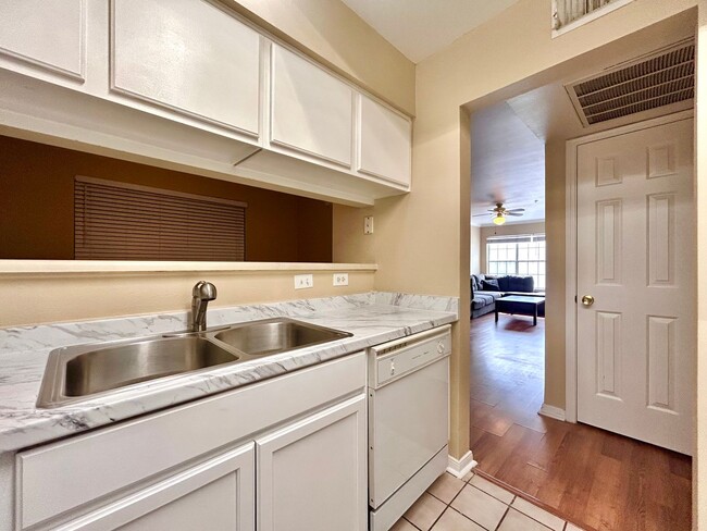 Building Photo - Light-Filled 2BR/2BA with Balcony in Austin