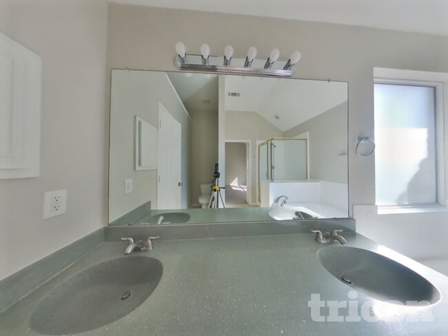 Building Photo - 228 Willow Creek Dr