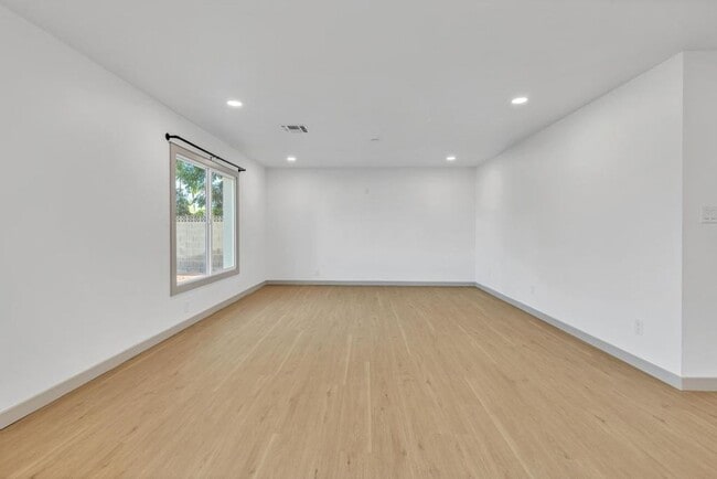 Building Photo - Completely Remodeled 6 bedroom/4 bath Home with New Pool