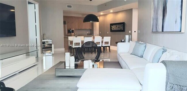Building Photo - 15811 Collins Ave