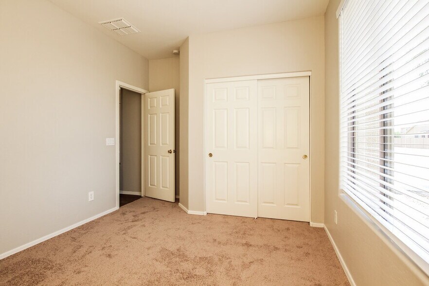 Building Photo - 10866 W Chase Dr