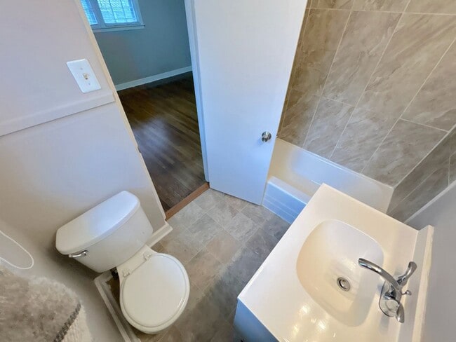 Building Photo - 1111 Robin Hood Ln