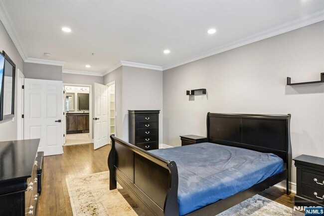 Building Photo - 343 The Promenade