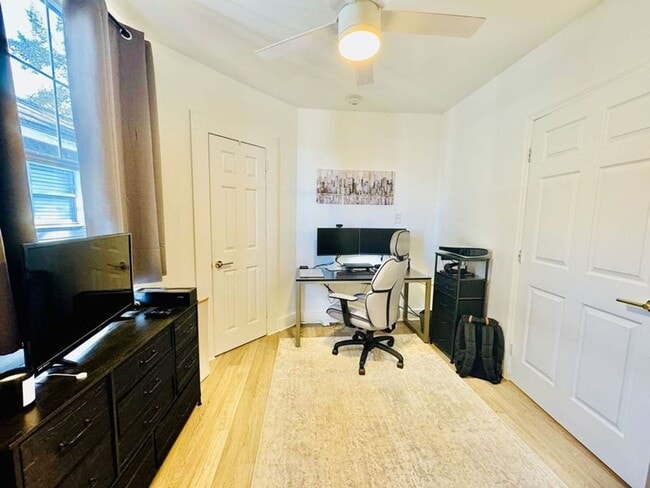 Building Photo - 4 Bedroom 2 Bath Bungalow, in Forsyth Park- Available Jan 3rd!!!