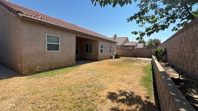 Building Photo - East Lancaster Home