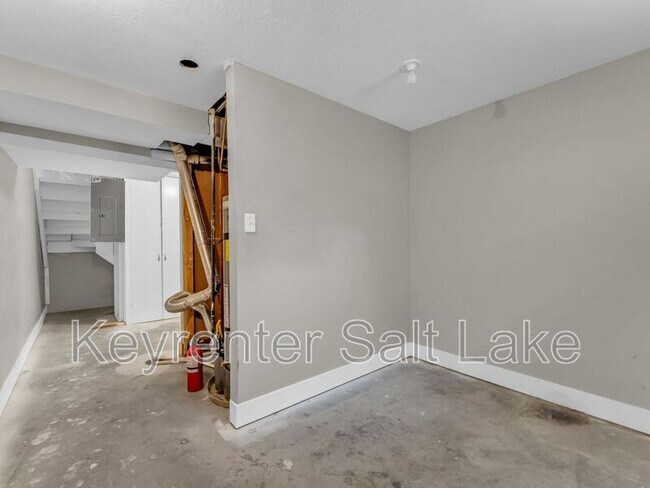 Building Photo - 1095 E 5190 S