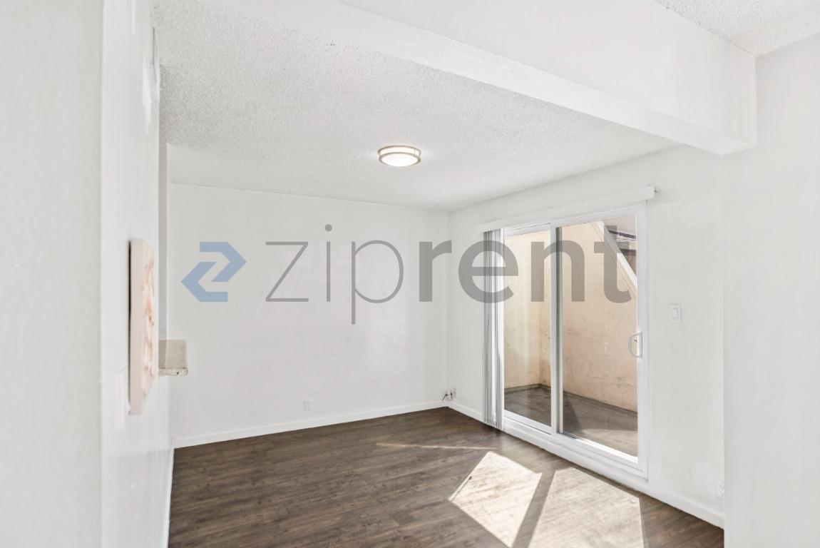 Building Photo - Unit G