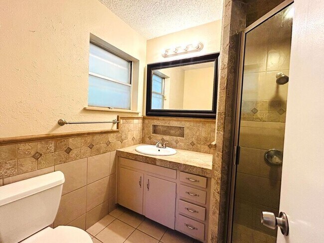 Building Photo - 613 W Redbud Dr