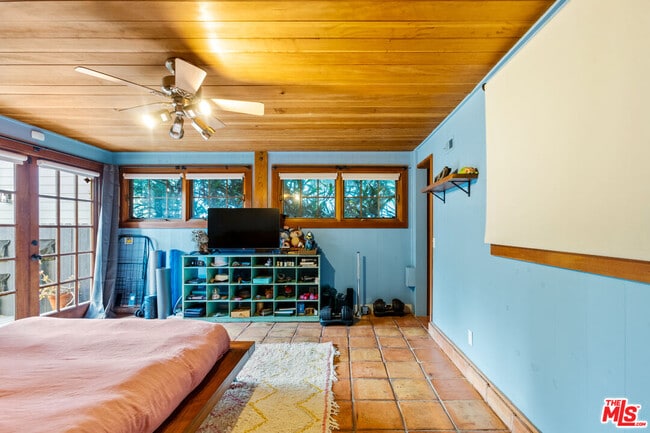 Building Photo - 416 Sherman Canal