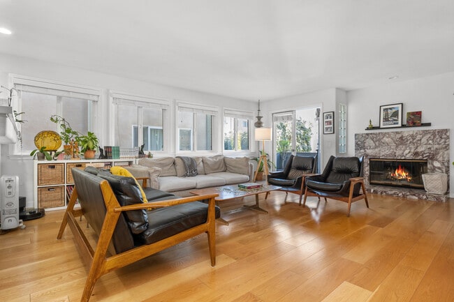 Building Photo - 20 Quarterdeck St